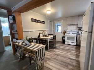 Charming Cottage fenced backyard & boat parking