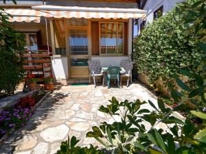 Apartment Vinka 2 mit Terrasse by Interhome