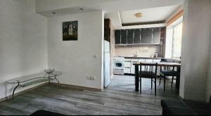 Светлая двухкомнатная квартира на проспекте науки 173, ТРЦ Дафи, первый этаж, свет есть