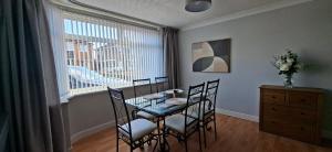 5 double bedrooms in centre of Stanground