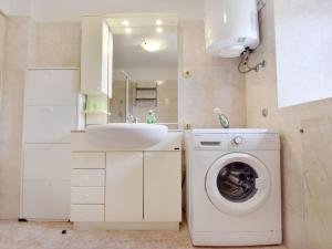 Apartment Große Wohnung in Babići mit Garten und Terrasse by Interhome