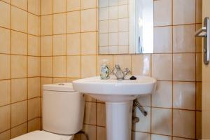 One-bedroom Apartment With Terrace, Pool and Partial Sea Views