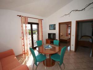 Apartment Villa Linet 7- by Interhome