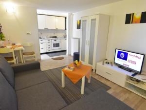 Apartment mit Blick auf das Wasser by Interhome