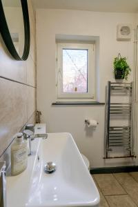 Tallis House, near City Centre, Sleeps 8 by NMB Property