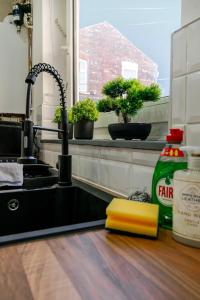 Tallis House, near City Centre, Sleeps 8 by NMB Property