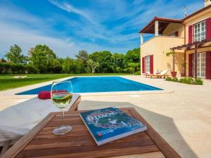 Holiday Home Luxus Villa Mirna mit Tennisplatz by Interhome