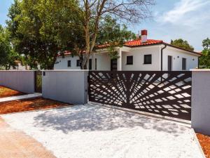 Holiday Home Moderne Villa bei Barban by Interhome