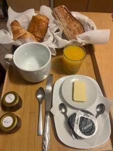 Chambre à létage salle de bains au rez de chaussée