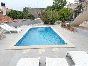 Apartment LacoDeLama mini resort - Wohnung Pina mit Pool by Interhome