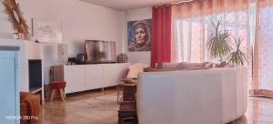 Villa moderne et sa dépendance aux pieds des Alpilles