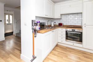 Newly Renovated Modern 3BR Home Near the River Thames