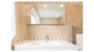 Exceptional 2-Floor Central London Escape - Sleeps Up to 10 with Skyline Terrace