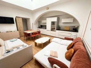 PT3 - Charming New Apt with AC - Historical Center