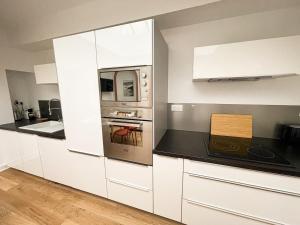 PT3 - Charming New Apt with AC - Historical Center