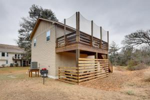 Kitty Hawk Apartment with Hot Tub - 1 Mi to Beach!