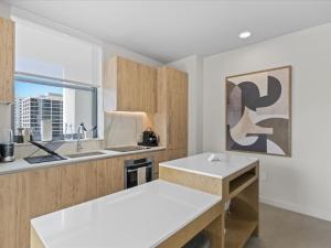 Downtown Stay with Rooftop Pool Amenities