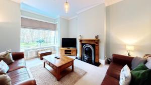 Peasholm Place - Hot Tub Hire at additional cost available - overlooking Peasholm Park - near beach and North Bay Amenities with 2 spaces on driveway