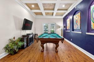 family house 5BR Heated Pool Home in Brandon - Pool Table