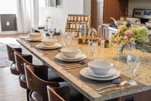 APT In Downtown WParking+Pool+MovieProjector+View