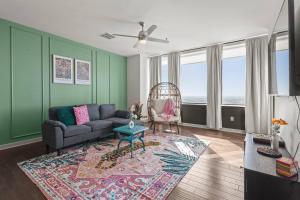 APT In Downtown WParking+Pool+MovieProjector+View