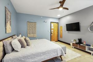 King suite with Jacuzzi near Hidden Valley Ski