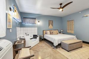 King suite with Jacuzzi near Hidden Valley Ski