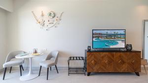 One 1402B Hotel Room: New Beachfront Resort, Style & Comfort