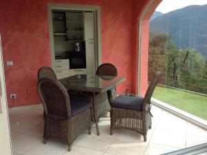 Apartment mit Terrasse und tollem See- und Bergblick by Interhome