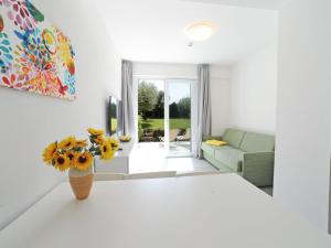 Apartment Dreizimmerwohnung mit direktem Zugang zum Garten by Interhome