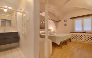 Exposed stones Apartment - History and Aquarium