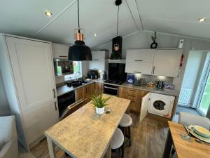 Golden Anchor - The Waverley Lodge - Coastal Caravan Breaks