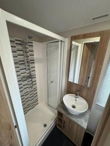 Golden Anchor - The Waverley Lodge - Coastal Caravan Breaks