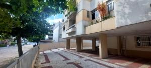 Apto com varanda garagem WiFi a 5min da praia Enseada