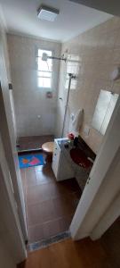 Apto com varanda garagem WiFi a 5min da praia Enseada