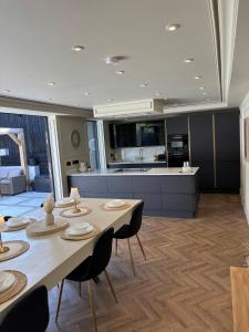 Large Luxury House in Marple, 4x Bed & Sleeps 8