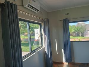 2 bedroom serviced accommodation along Zambezi River - Enjoy Game & Canoeing Safaris - Boat Cruises & Fishing - Starlink Internet & Power Backup available