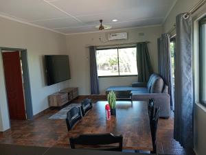 2 bedroom serviced accommodation along Zambezi River - Enjoy Game & Canoeing Safaris - Boat Cruises & Fishing - Starlink Internet & Power Backup available