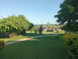 2 bedroom serviced accommodation along Zambezi River - Enjoy Game & Canoeing Safaris - Boat Cruises & Fishing - Starlink Internet & Power Backup available