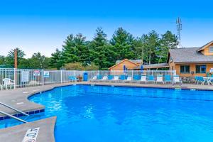 Sunset Condominiums: Golf View