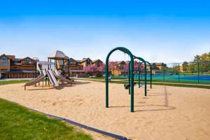 Sunset Condominiums: Golf View