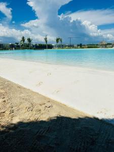 2-bedroom apartment with lagoon and beach views