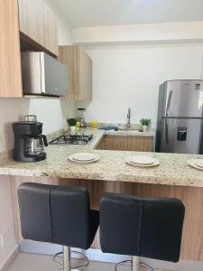 Departamento con balcón con vista a la laguna.