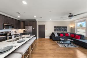 Midnight Strings - Cozy and Close to Downtown