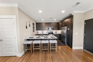 Midnight Strings - Cozy and Close to Downtown