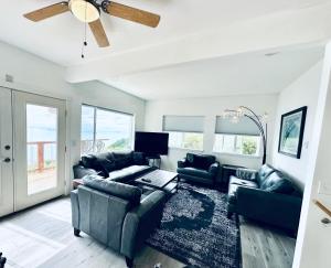 Paradise Suites the Bear Den a condo in Homer with a Hot Tub