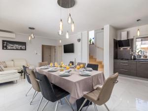 Holiday Home Schönes Haus für 8 Personen mit großem Schwimmbad by Interhome