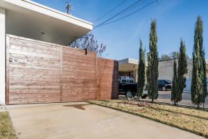 Modern, Dog Friendly Apartment with a Private Patio