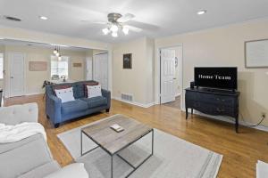 Modern Memphis Retreat - Sleeps 7 - Fireplace