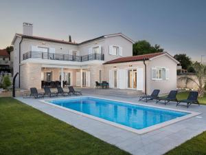 Holiday Home Villa in Premantura mit privatem beheizten Pool und Sauna by Interhome